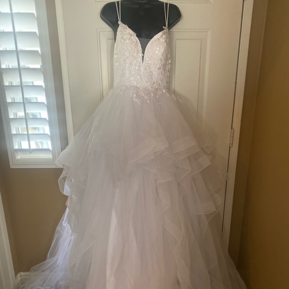 A-line Princess Tulle Lace V-neck Sleeveless Sweep/Brush Train Wedding Dress - Picture 4 of 11